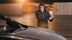 Сабвуфер, магнитофон и колеса украл сахалинец из автомобиля соседа 