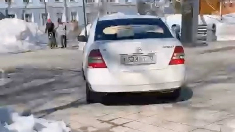 Таксиста привлекли к ответственности за езду по скверу в Южно-Сахалинске