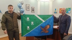 Житель Долинска привез из зоны СВО флаг с автографами бойцов 