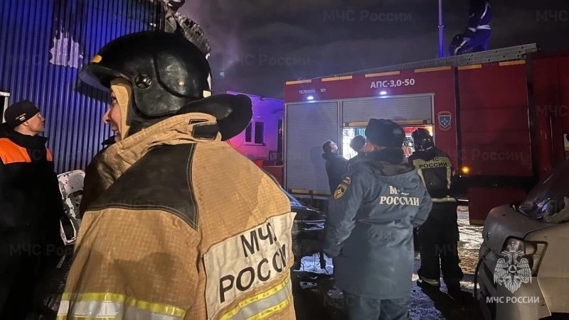 Пожарные потушили пожар в подсобном помещении гаража в Углегорском районе