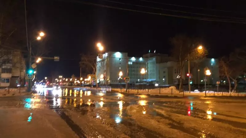 В Южно-Сахалинске прорвало трубу с холодной водой. Авария зацепила семиэтажный жилой дом