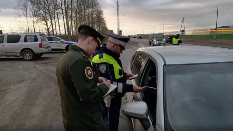 В Южно-Сахалинске сотрудники СК и ГАИ искали уклонистов среди новых граждан