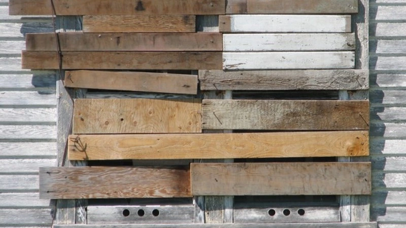 Сахалинка три года просила мэрию Томари заменить старые окна в квартире