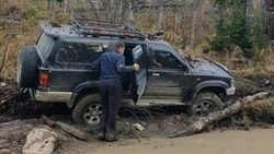 Людей из застрявшего на горе Красной автомобиля доставили в Южно-Сахалинск