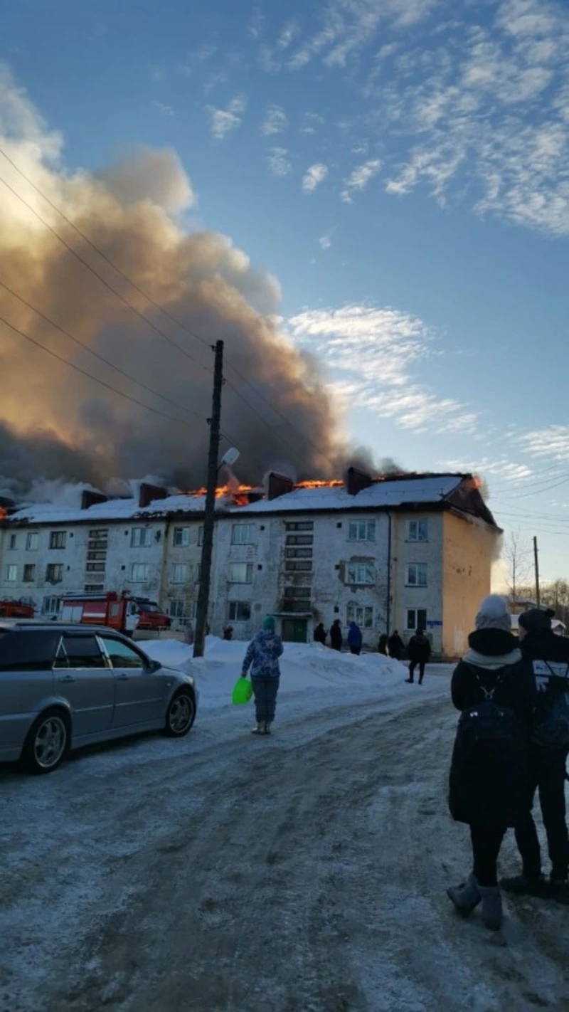 Крыша многоквартирного жилого дома загорелась в центре Сахалина