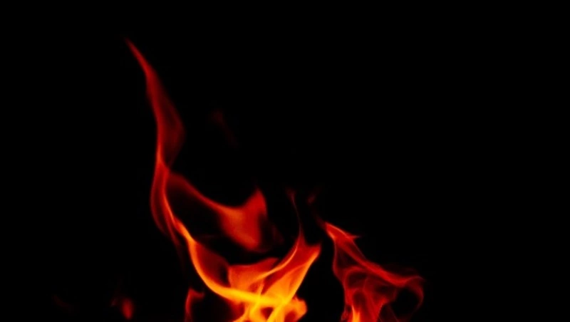 Пять сотрудников МЧС за три минуты потушили горящий мусорный бак в Корсакове