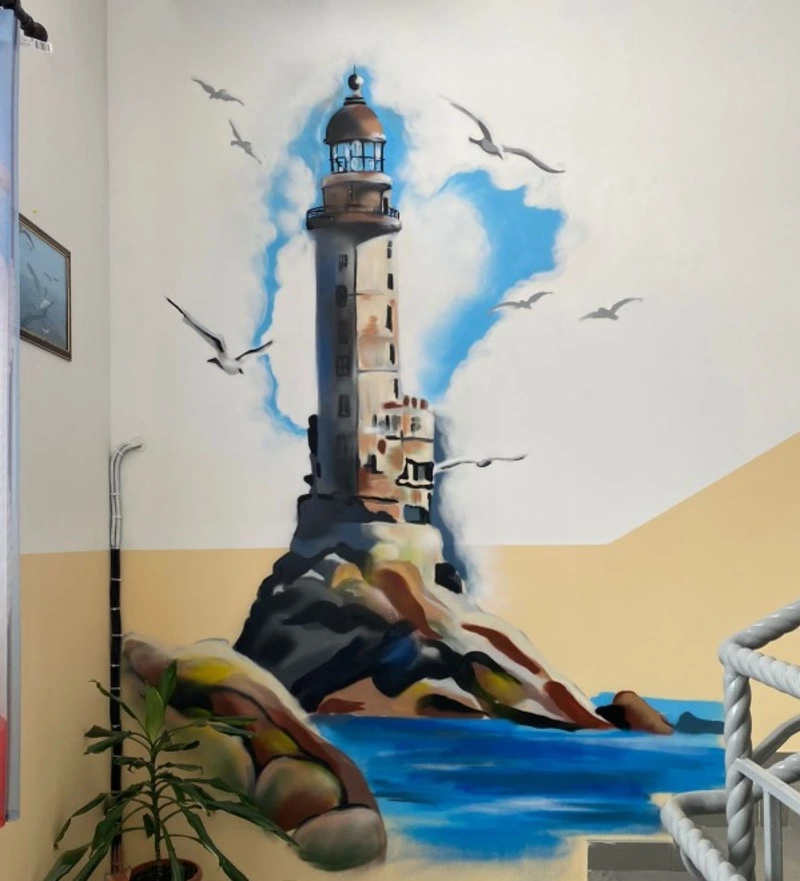 Стены подъезда в Долинском районе украсили маяками Сахалина