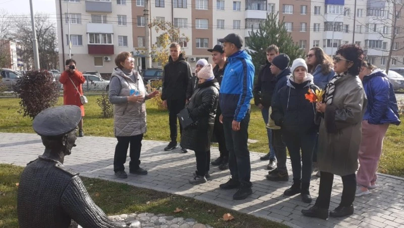Инвалиды по зрению узнали историю популярных скверов Южно-Сахалинска