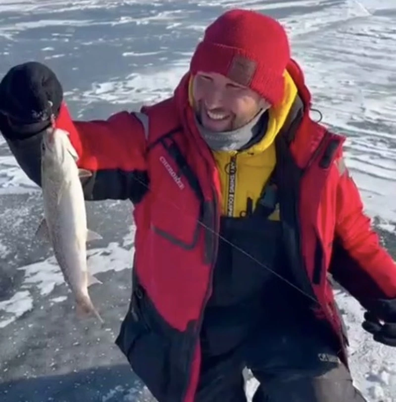 Краснокнижный таймень попался на крючок сахалинскому рыбаку в декабре