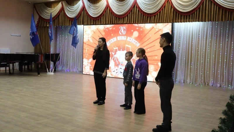 Подарок к Новому году получила детская школа искусств Холмска