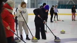 Мастер-класс по керлингу провели для студентов с ОВЗ на Сахалине 