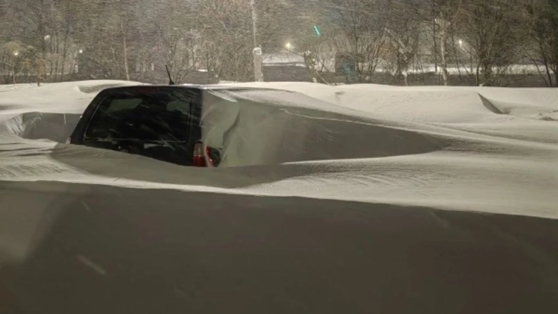 Машины ушли под снег в пригороде Южно-Сахалинска
