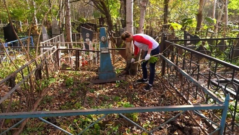  На старом кладбище в Южно-Сахалинске привели в порядок могилы ветеранов ВОВ