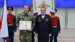 Замдиректора филиала Центра «ВОИН» в Сахалинской области вручили Почетную грамоту Министра обороны