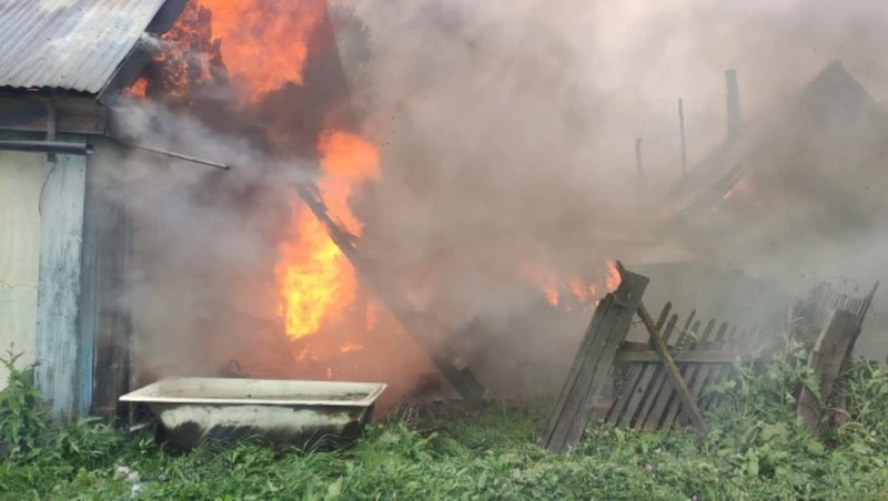 Частный дом вспыхнул днем 15 августа в Тымовском