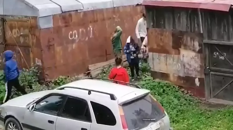 «Опа, ребята»: сахалинец застал врасплох детей, которые пили пиво за гаражами