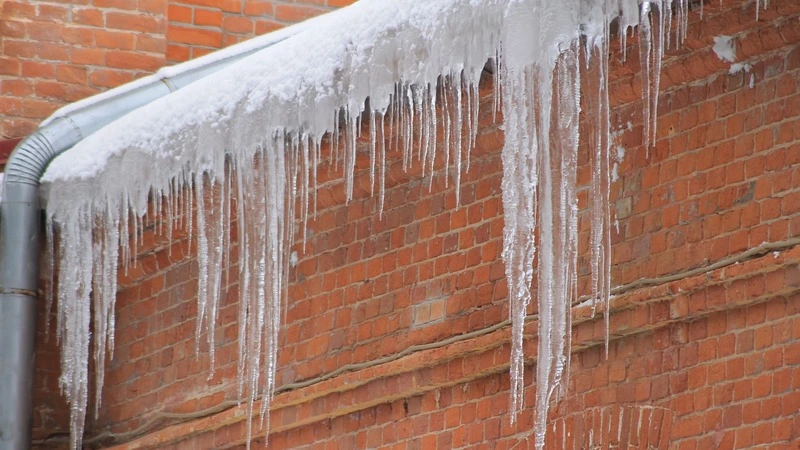 На Сахалине мужчина полез чинить крышу без страховки, упал с высоты и умер