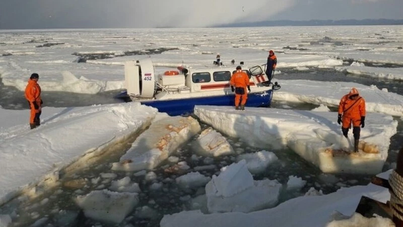 Сахалинские рыбаки на оторвавшейся льдине вплыли в «топ идиотов недели»