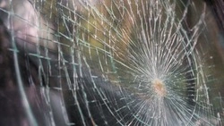 Разгневанный сахалинец разбил окна соседки и получил уголовку