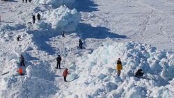Сахалинцы устроили фотосессию на фоне ледяных торосов 