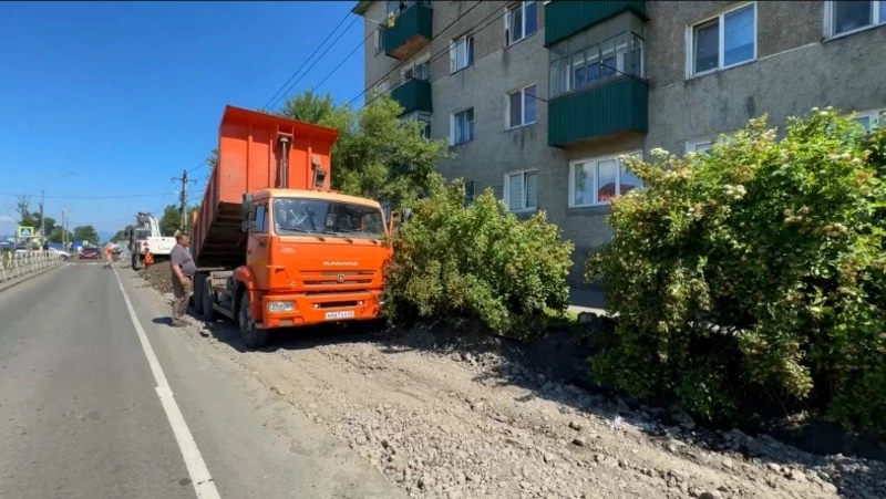 В Поронайске ремонтируют и расширяют одну из главных улиц города