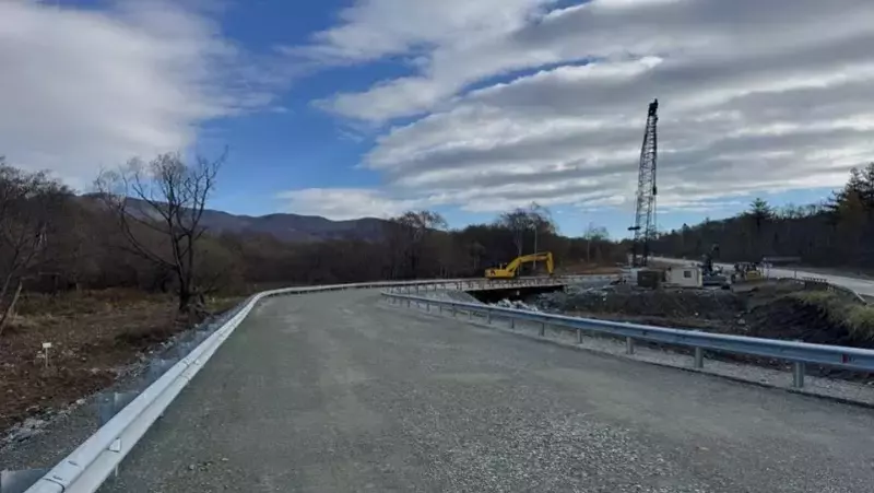 Сезон дорожных работ на Сахалине завершают: какие трассы обновили и что ждет впереди? — карточки