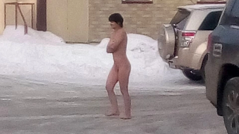 Голая женщина гуляет по Южно-Сахалинску