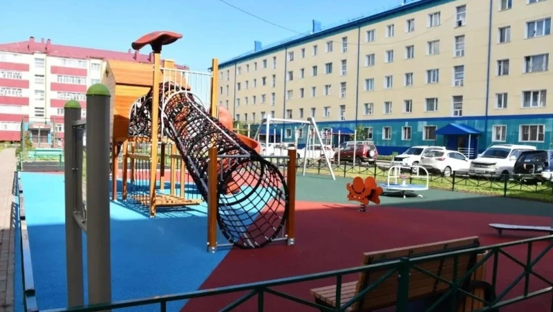 Новую детскую площадку с мягким покрытием открыли на улице Восточной в Поронайске