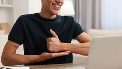 Слабослышащие сахалинцы получили бесплатный доступ к ИИ-помощнику для звонков