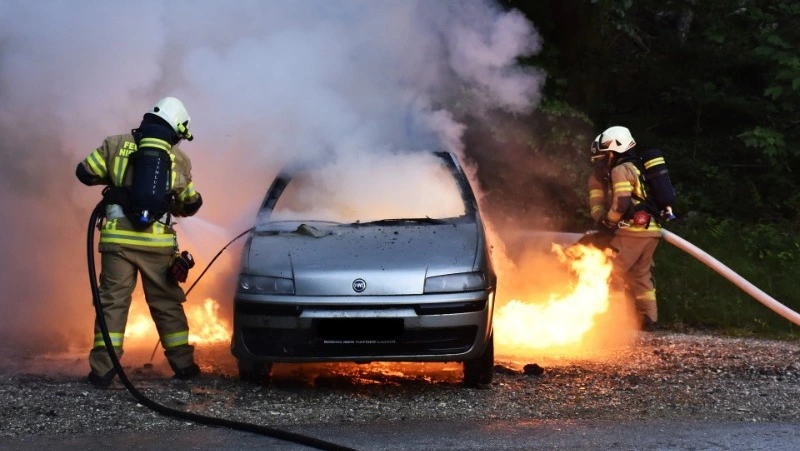 Пожарные потушили горящий автомобиль в СНТ Южно-Сахалинска ночью 7 июля