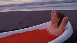 На Дальнем Востоке туристка приняла ванну с красной икрой 
