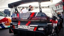 Автомобили с тюнингом выставили на обозрение у «Армроса» в Южно-Сахалинске