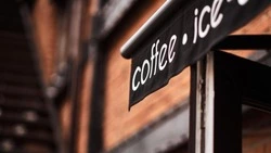 Почти половина опрошенных жителей Южно-Сахалинска против иностранных слов на вывесках