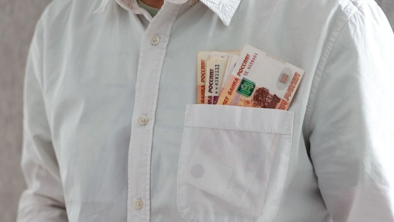 Мужчина воровал у своей подруги украшения и деньги в Южно-Сахалинске