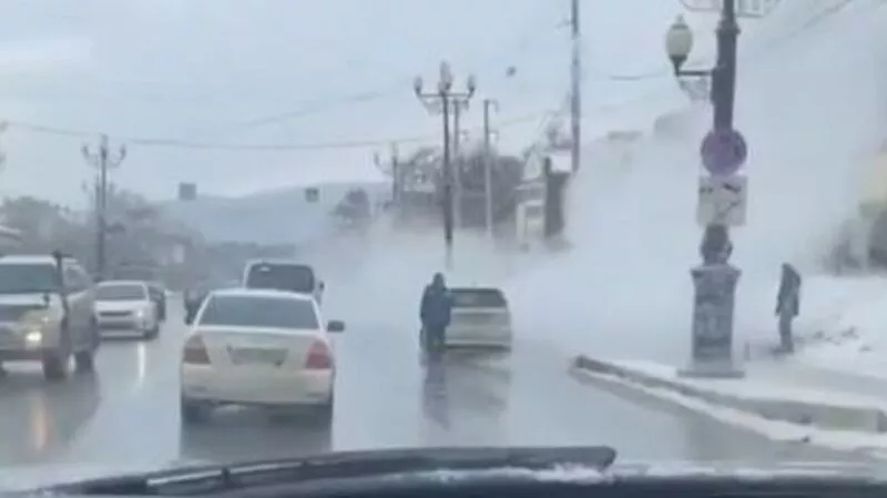 Прорвало трубу, больница в «дыму»: жители Южно-Сахалинска сообщили о ЧП в центре города