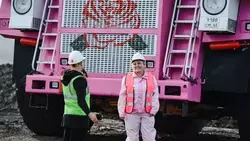 Борщ подождет: женский экипаж управляет 130-тонным карьерным самосвалом на Сахалине 