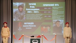 Память о погибшем в СВО матросе увековечили «Партой Героя» в школе Корсакова