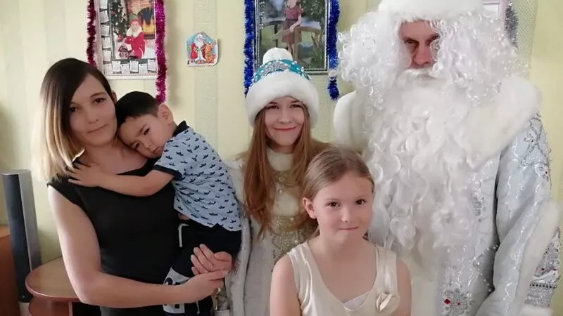 Сотрудники «Губернских ведомостей» ходили в гости в облачении Деда Мороза и Снегурочки