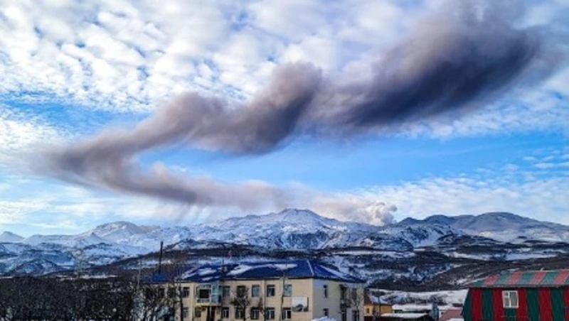 Вулкан Эбеко выбросил новый столб пепла на Северных Курилах 17 ноября