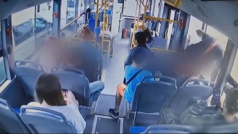 Следователи проверят инцидент с подростком, выпрыгнувшим из автобуса в Южно-Сахалинске