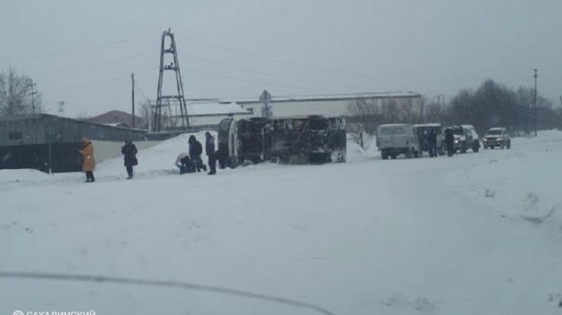На севере Сахалина опрокинулся автобус с пассажирами