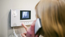 Сахалинцев угрозами заставляют менять домофоны на «умные»