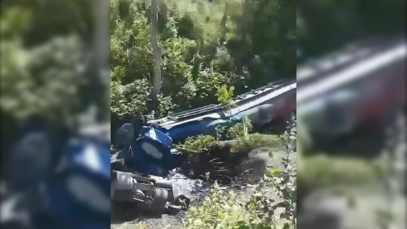 «Топливо вытекло в реку»: в Смирныховском районе бензовоз улетел с обрыва