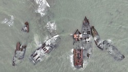 В начале мая стартует уборка затонувших кораблей из акватории Корсакова 