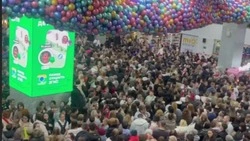 «Даже встать негде»: толпа южносахалинцев собралась на дне рождения ТРК «Сити Молл»
