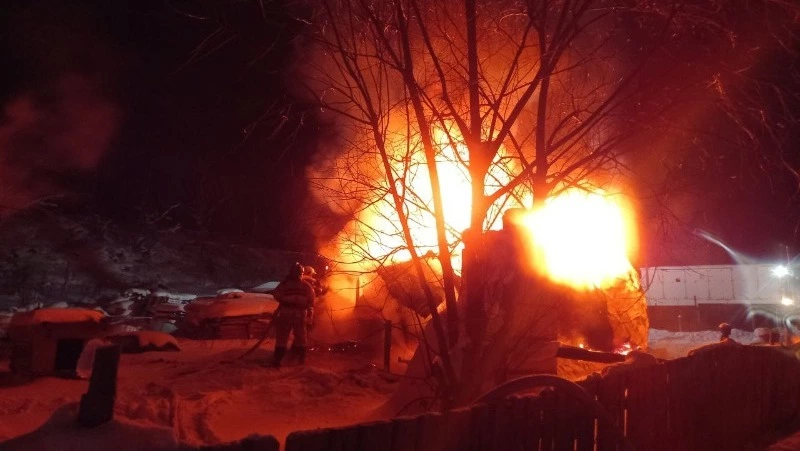 Дачный дом 20 минут горел, ожидая приезда пожарных в Южно-Сахалинске