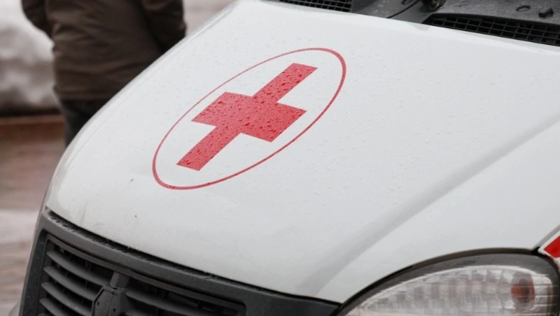 Женщина упала с пятого этажа МКД в Долинском районе