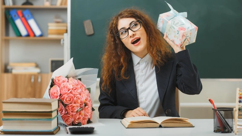 Жители Южно-Сахалинска тратят на подарки ко Дню учителя в среднем 3200 рублей