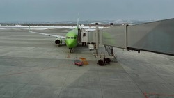 Из-за непогоды во Владивостоке два самолета перенаправили на Сахалин 
