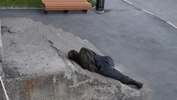 «Рядом детская площадка». Одинокий бомж нервирует жителей дома на юге Сахалина